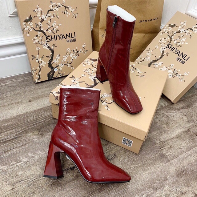 Boots da bóng cổ cao đỏ đen sữa gót cong 7cm hộp hoa đào | BigBuy360 - bigbuy360.vn