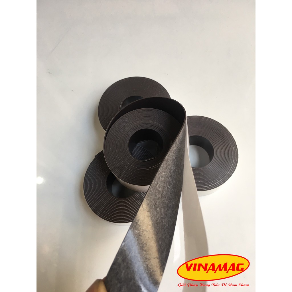 3mx2.5cmx1mm cuộn nam châm dẻo, một mặt có phủ băng keo hai mặt