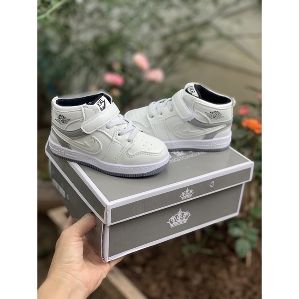Giầy sneaker bé trai