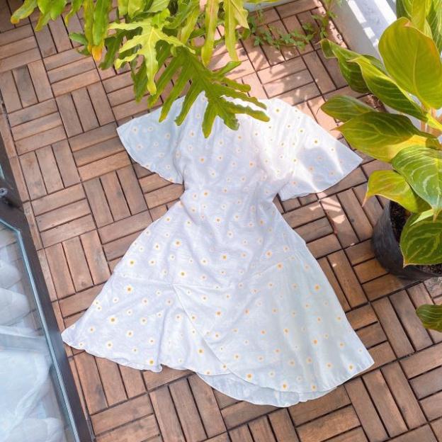 👗 fashion 👗 Đầm trắng hoa cúc dạo phố xinh xắn đáng yêu fashion
