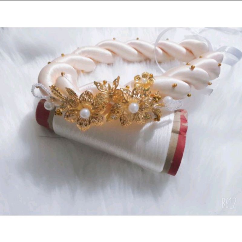 Mấn cô dâu đội áo dài