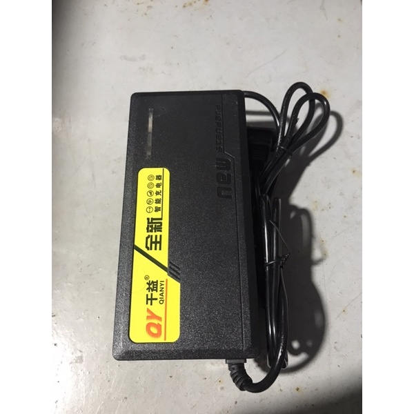 Sạc xe đạp điện, xe máy điện 60V20Ah chân đặc, có đèn báo và tự ngắt khi sạc đầy