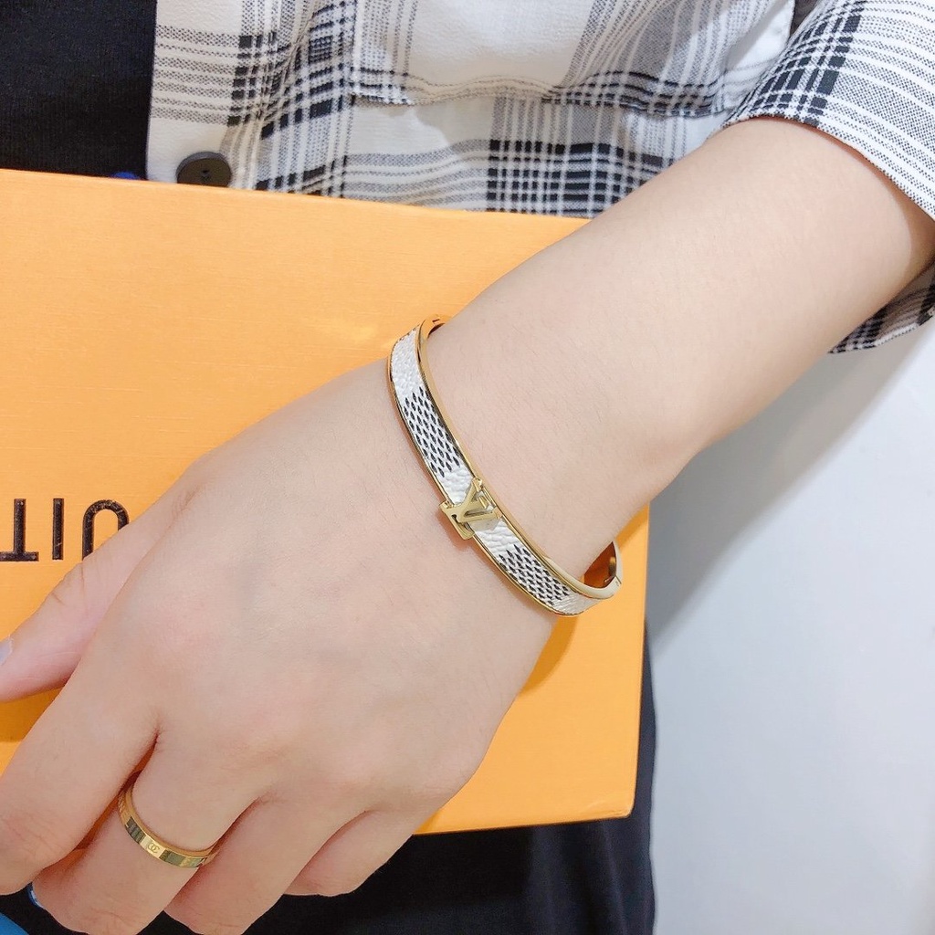 LOUIS VUITTON Lv Vòng Tay Họa Tiết Chữ LV LV Thời Trang Sang Trọng Cho Nữ