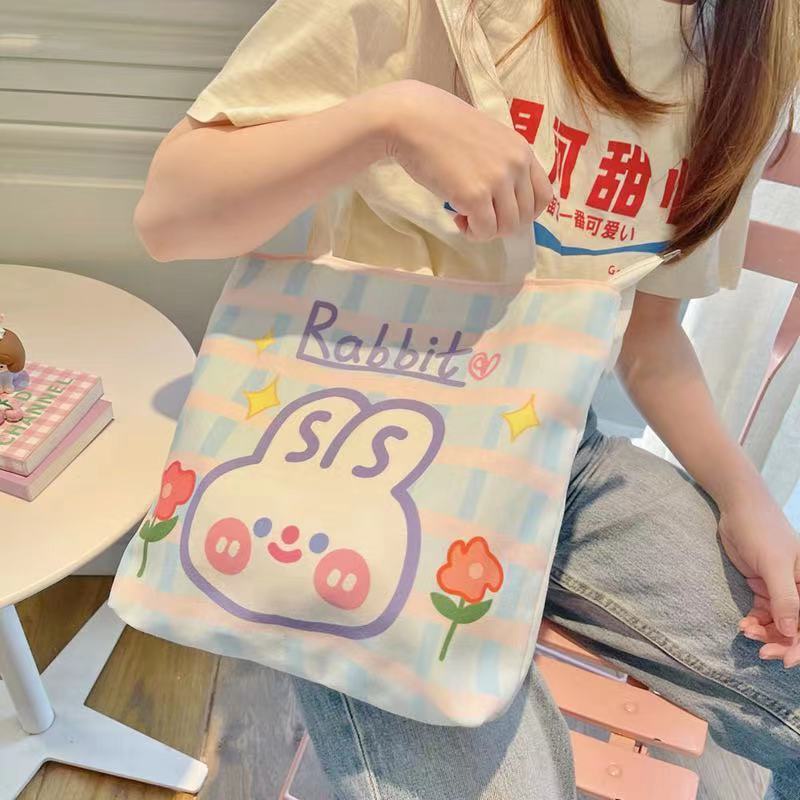 🎀Túi Đeo Một Bên Vai Hoạt Hình Phong Cách Instagram Cô Gái Trái Tim Phong Cách Nhật Bản Cặp Sách Học Sinh Túi Vải Túi Ba Lô Dễ Thương Sáng Tạo Túi Vải