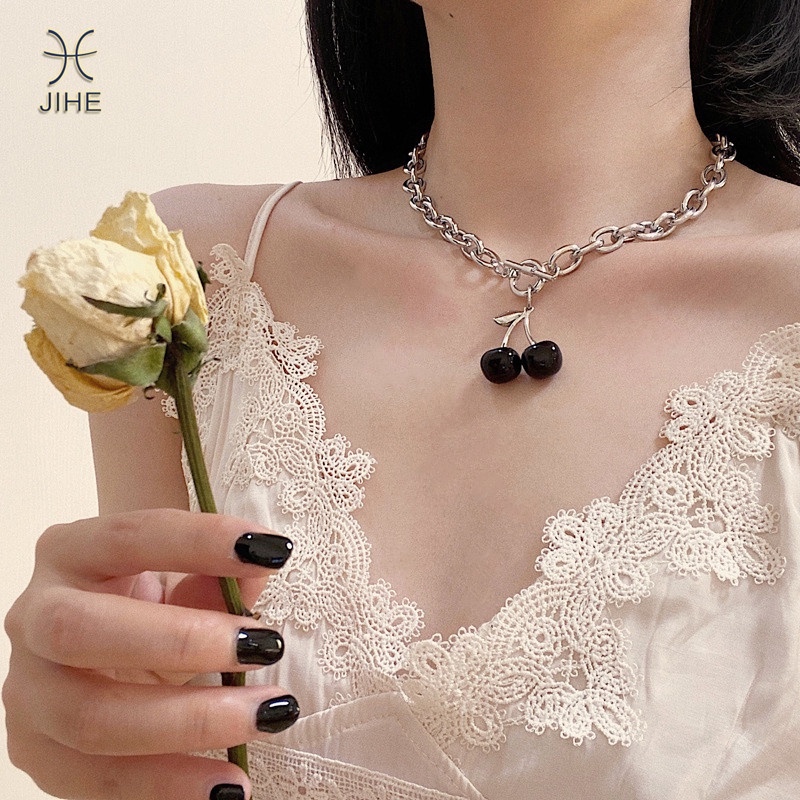 【JIHE】Vòng choker dây xích mặt hình trái cherry màu đen cá tính