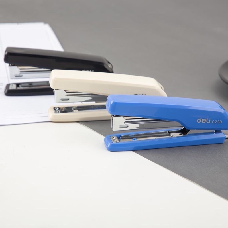 Dập ghim, bấm kim số 10 Deli 0229 đựng được 2 lõi ghim, có móc gỡ ghim tiện lợi dập 15 tờ/ lần