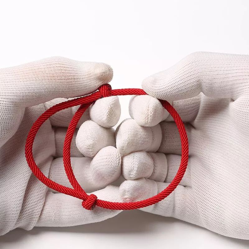 Vòng tay nam nữ dây dù cao cấp hai màu đen và đỏ có thể điều chỉnh khi đeo.