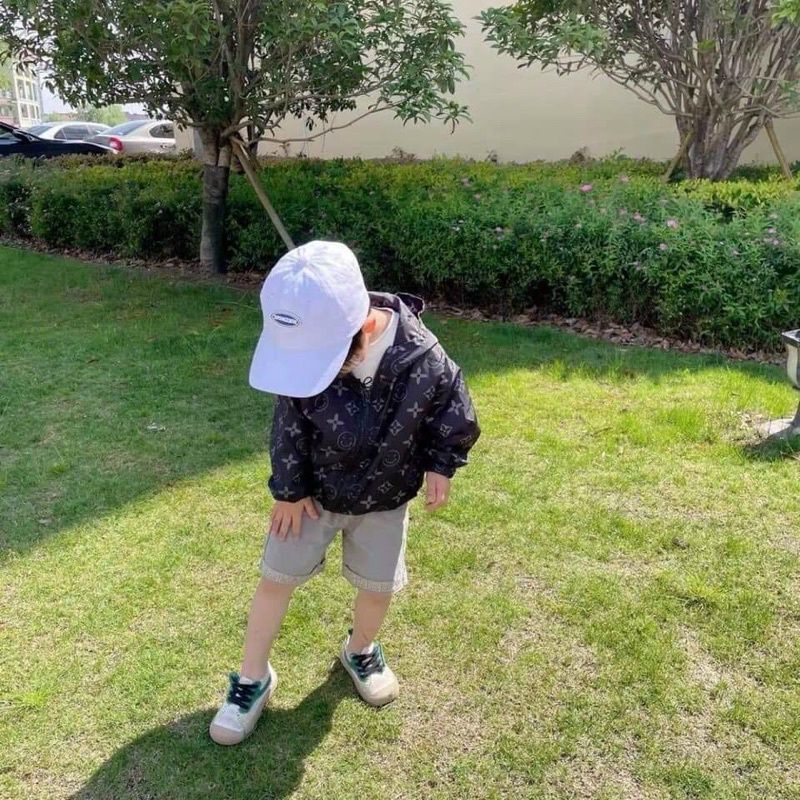 Áo khoác gió cho bé trai in hoạ tiết năng động