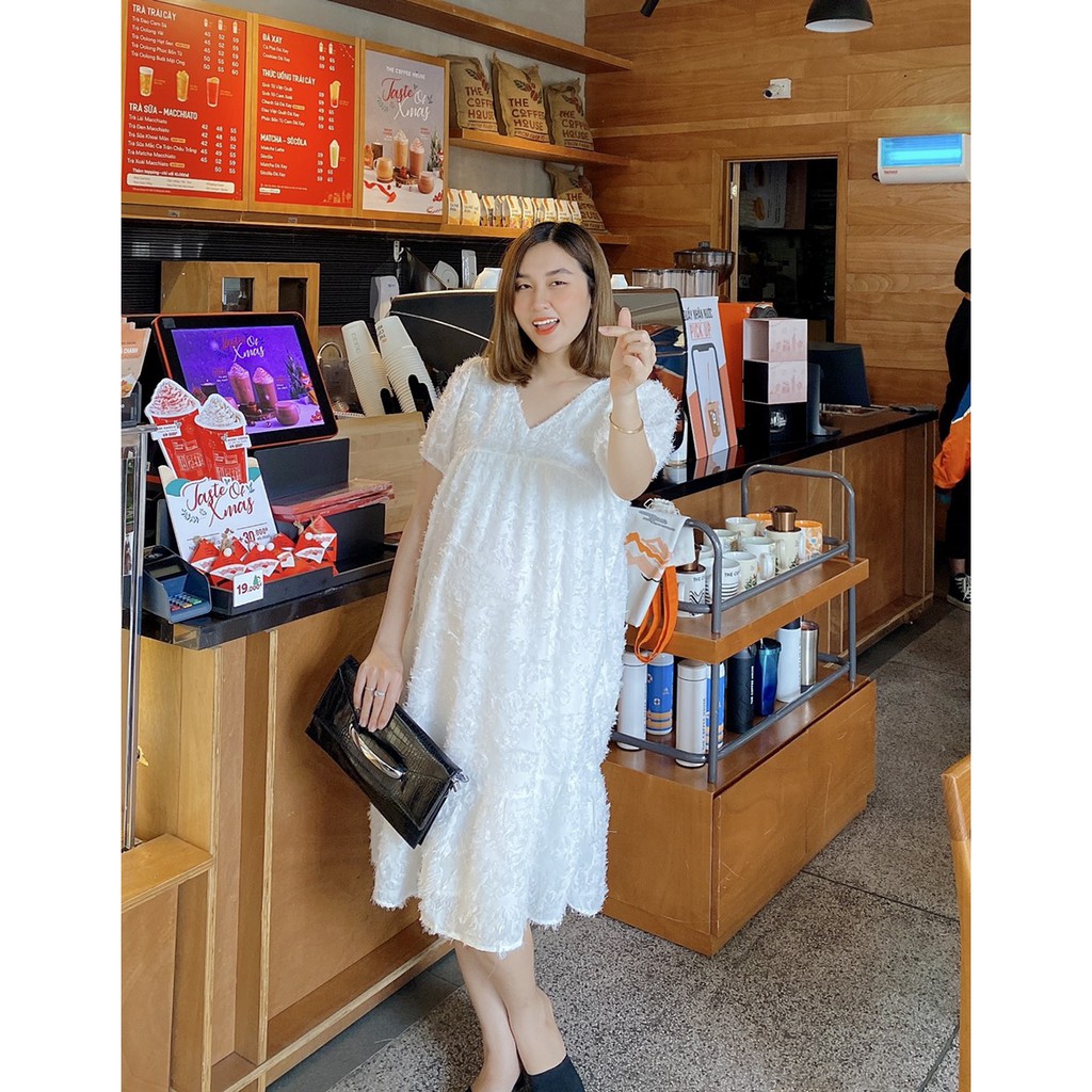 Đầm Bầu cổ chéo trắng sang chảnh