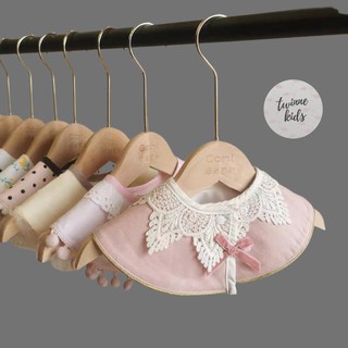 Yếm tiểu thư Hàn Quốc làm điệu cho bé chắn gió vùng cổ