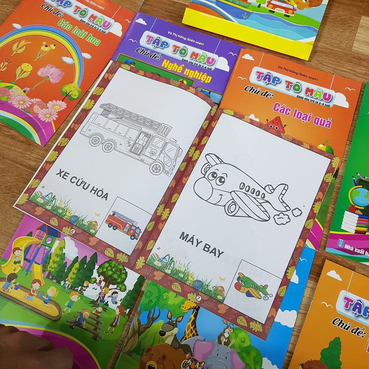 Bộ sách tập tô màu 8 cuốn song ngữ, 8 chủ đề đầy màu sắc giúp bé cảm nhận về màu sắc, tăng sự khéo léo cho bé