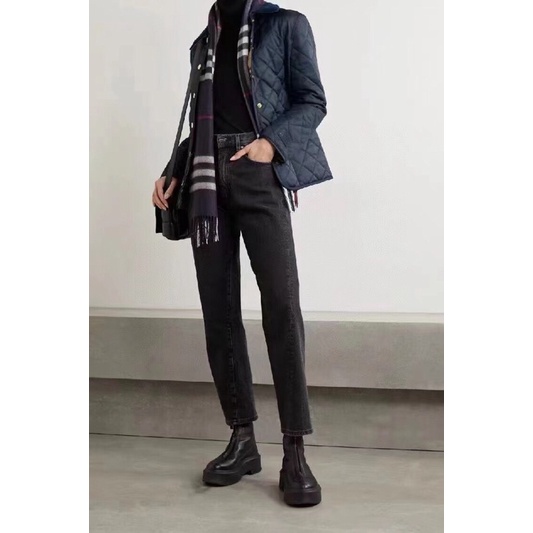 Áo khoác Burberry thiết kế áo khoác hình thoi có túi tiện lợi.