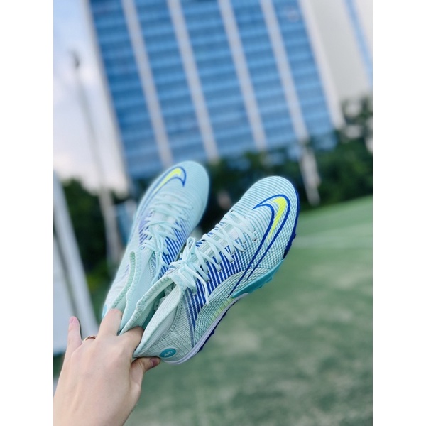 Giày đá bóng chuyên sân cỏ nhân tạo superfly8 cổ cao màu xanh trắng đế TF