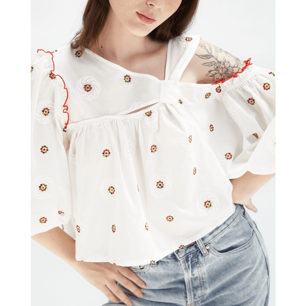 TheBlueTshirt - Áo Kiểu Nữ Tay Phồng Đan Vai Hoạ Tiết Hoa Nhí Màu Đỏ - Freya Top - Red Daisy