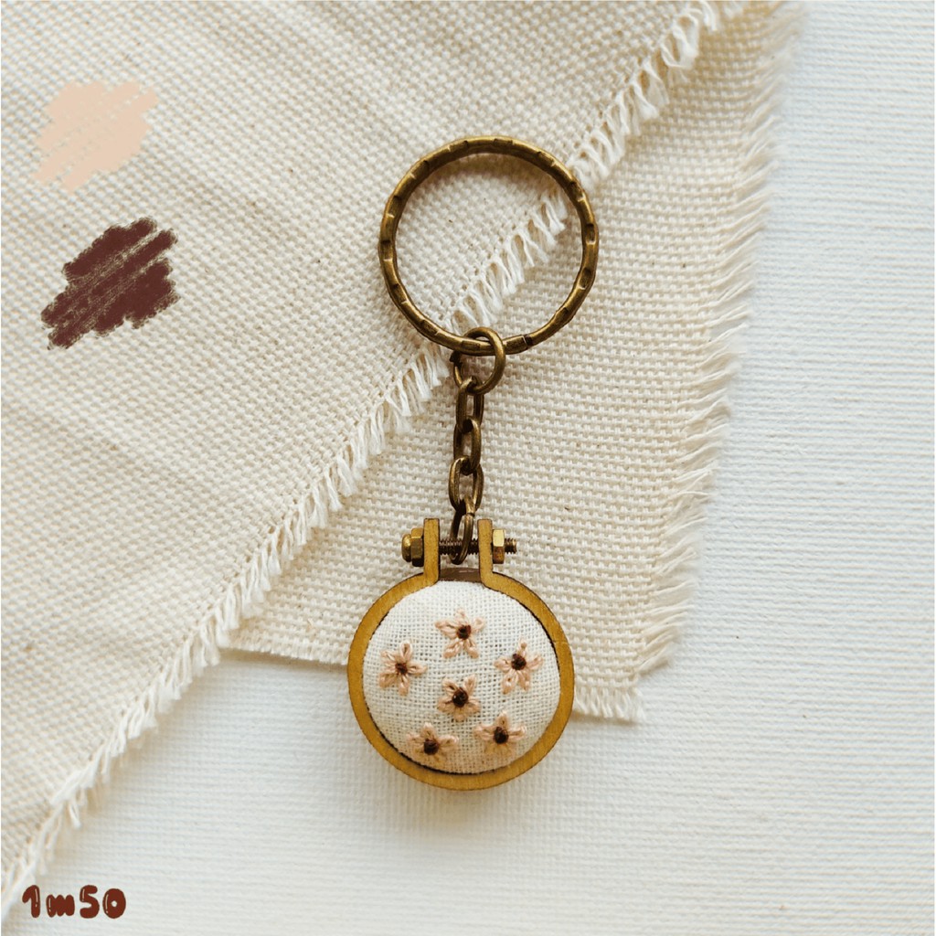 Tiny flowers  - Móc khóa thêu tay handmade / Hand-embroidered keychain