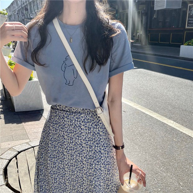 Set áo phông phối chân váy hoa nhí lụa dáng dài, phong cách nàng thơ hàn quốc 2202s02