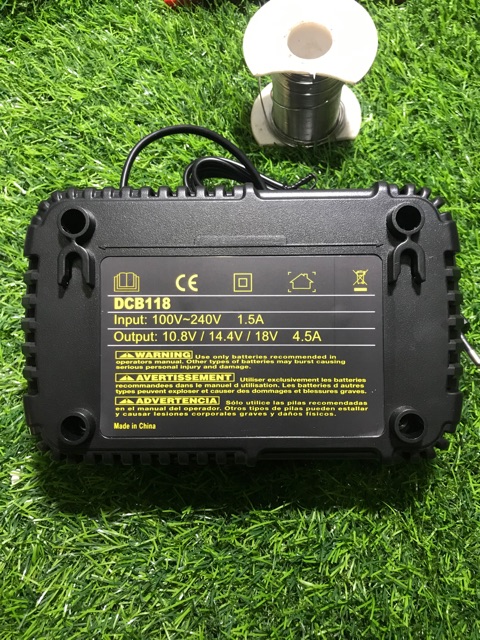 Sạc dewalt DCB 118 dòng sạc 4,5a