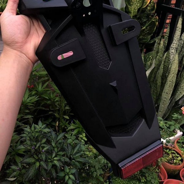 DÈ CHẮN BÙN,DÈ GẮN BIỂN SỐ SAU KIỂU MALAYSIA NGẮN CHO EXCITER 150 CAO CẤP