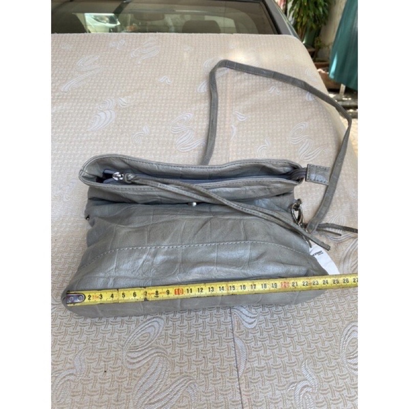 Túi chuẩn si. Túi qua sử dụng. Khách vui lòng xem hình nếu muốn biết thêm thông tin sản phẩm mời khách vô chat . Thanks.