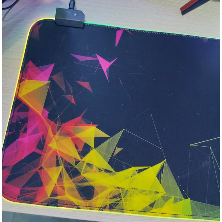 Mouse Pad, Bàn Di Chuột, Lót Đi Chuột Tích Hợp Led RGB Razer Sáng Viền
