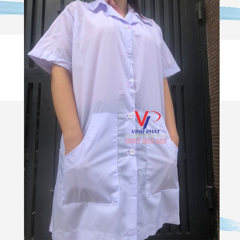 Áo Blouse Trắng Tay Ngắn Cho Nữ Dược Sĩ Nhà Thuốc Spa, Áo Y Tá Túi Chéo - VĨNH PHÁT