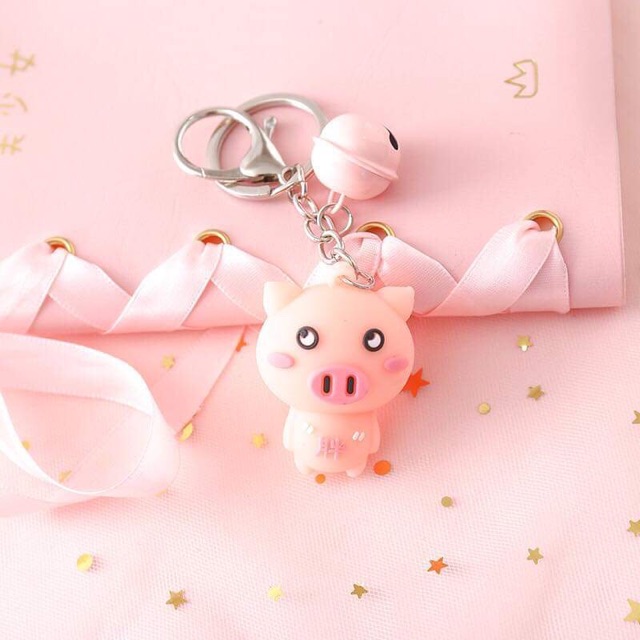 MÓC KHOÁ CHÚ HEO MÁ HỒNG KÈM CHUÔNG