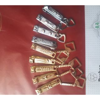 Bấm móng tay cho bé siêu sắc màu vang xinh xắn