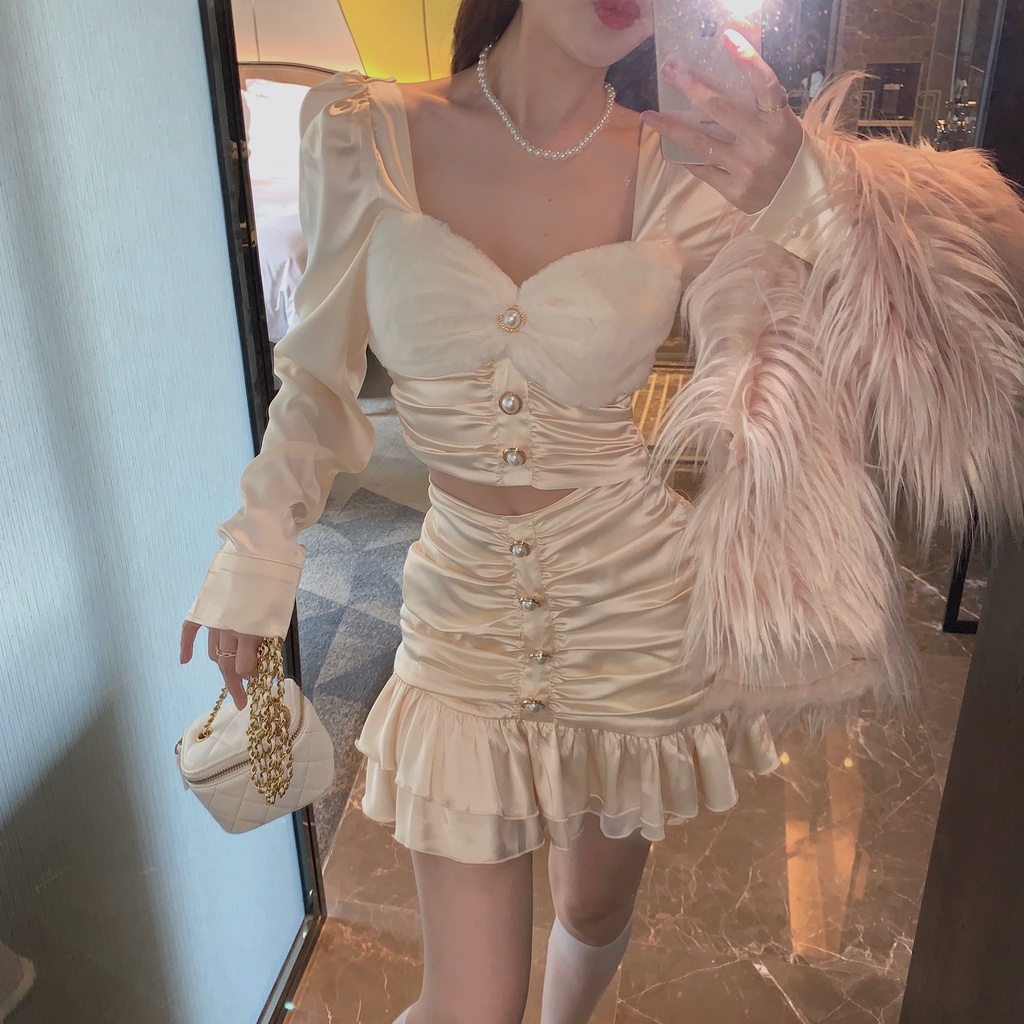Set áo croptop cổ vuông ngực đính lông phối váy ngắn nhún viền bèo nút ngọc gợi cảm
