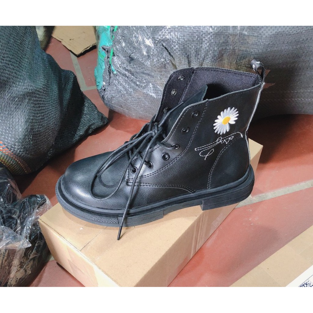 [Mã FASHIONGREEN15 giảm 10% tối đa 30k đơn từ 99k] Boot Nữ Da Dây Buộc Thêu Hoa Cúc Chữ Ký (Không Khóa Kéo) | BigBuy360 - bigbuy360.vn