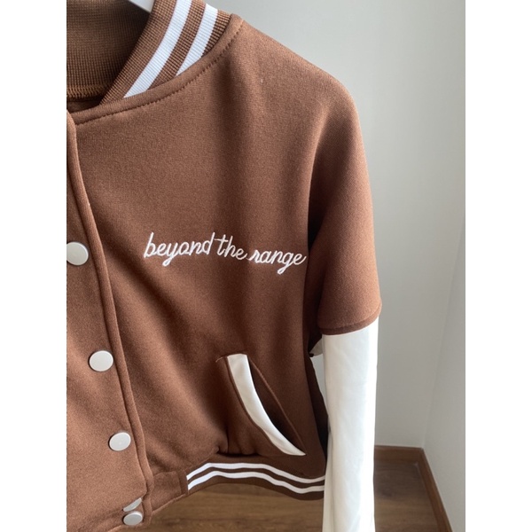[Mã FAMARAL1 giảm 10K đơn 50K] Áo khoác varsity jacket màu nâu logo B dáng ngắn có túi