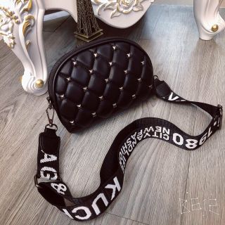 Túi hến nạm đinh