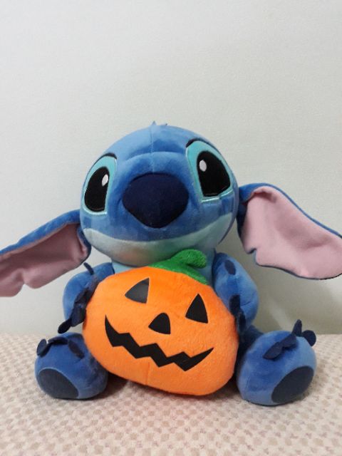 Gấu bông Stich xanh 30cm ôm bí đỏ Haloween