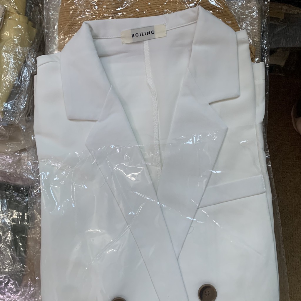 Áo blazer một lớp bốn khuy túi giả ngực trái