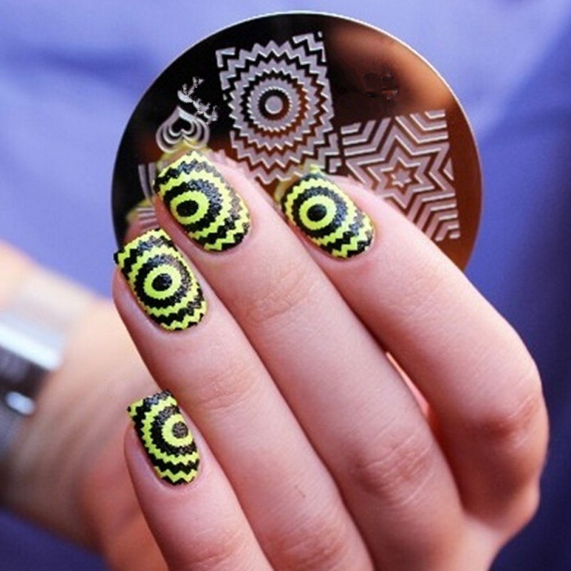 Set 10 Tấm Inox Dán Móng Tay + 1 Con Dấu + 1 Dụng Cụ Cạo Họa Tiết Ngẫu Nhiên