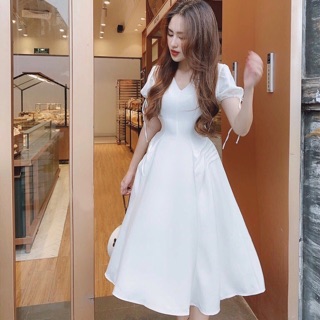 Đầm váy trắng xoè xếp li eo