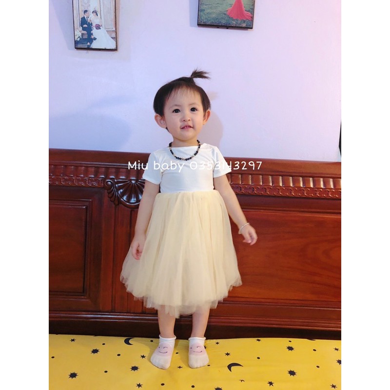 Váy ren trắng kem khoét lưng bé gái