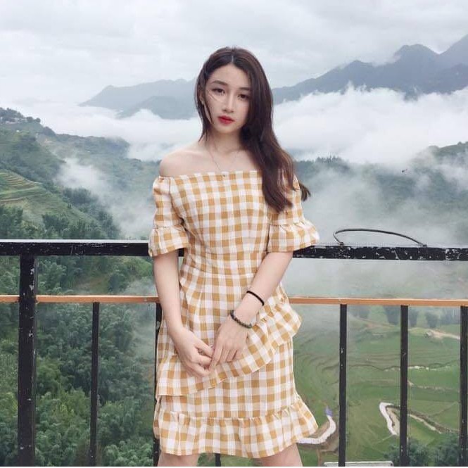 Đầm caro trễ vai xinh xắn