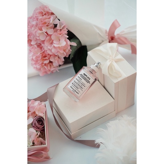 Mẫu thư nươc hoa Flower market