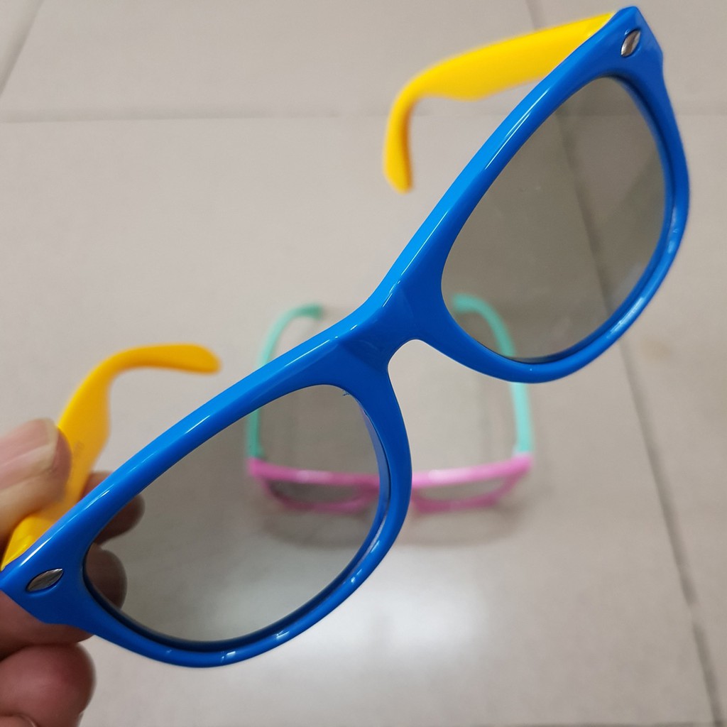 Mắt kính gọng dẻo tròng đổi màu bảo vệ đôi mắt bé