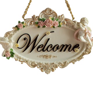 Tấm bảng gỗ chữ Welcome và hoa hồng trang trí phòng tắm