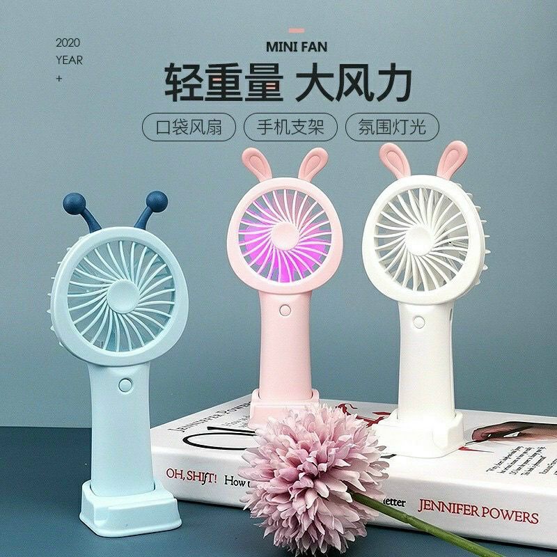 Quạt cầm tay mini có giá để điện thoại.