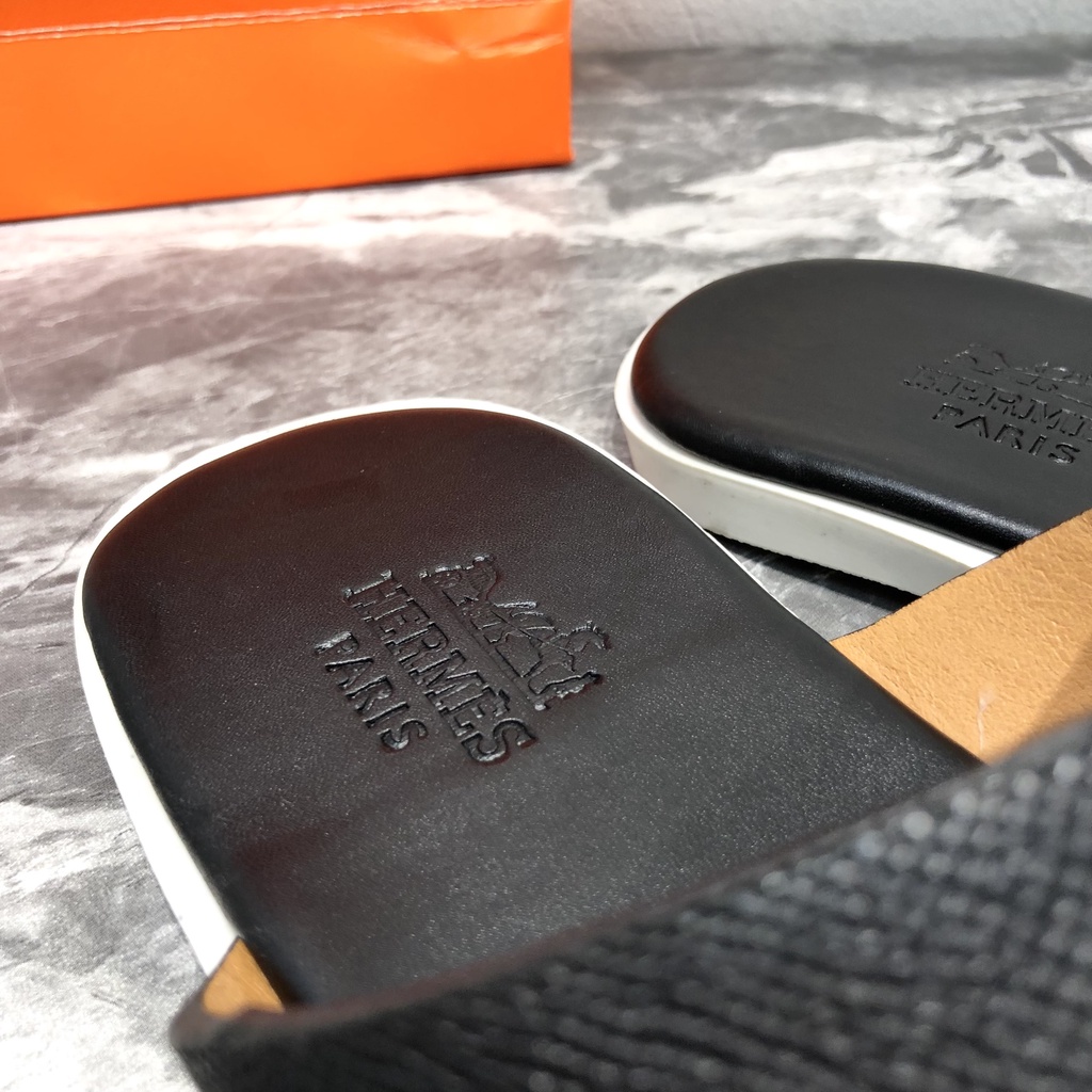 DÉP LÊ NAM HM quai da PU , đế dép và gầm đế dép được làm bằng cao su non.DÉP NAM HM đi lên chân rất sang trọng,san chảnh