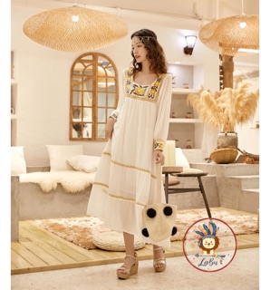 Váy cổ vuông thêu nổi