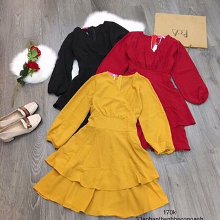 Đầm đắp chéo xếp tầng tay dài màu vàng