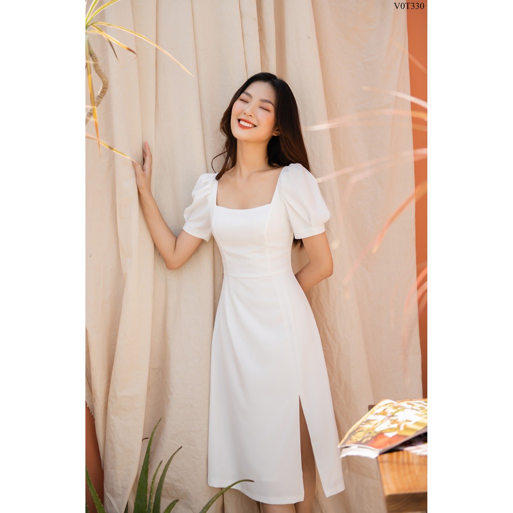 TIIN STORE Váy trắng cổ vuông tay bồng xẻ vạt by Tiin