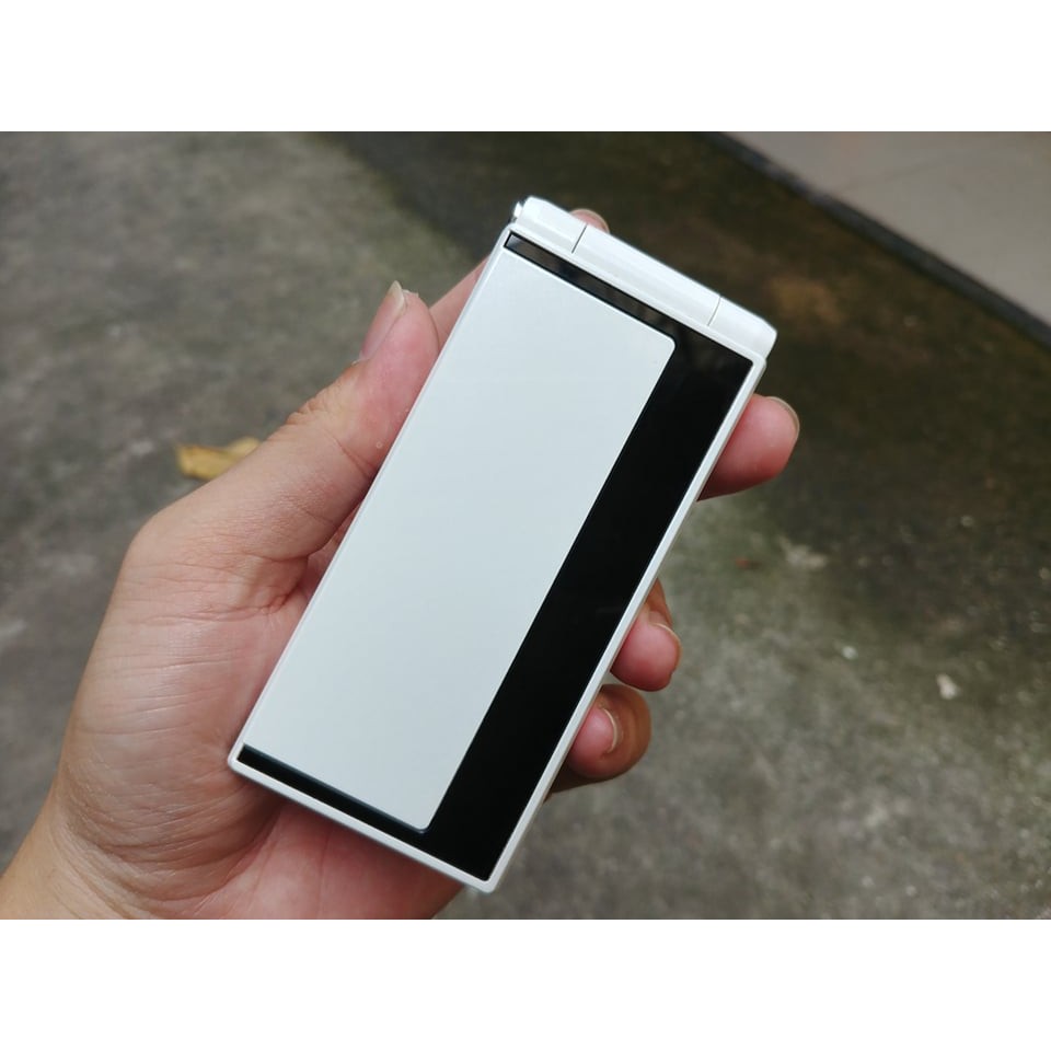 Điện thoại Fujitsu F-06D màu trắng
