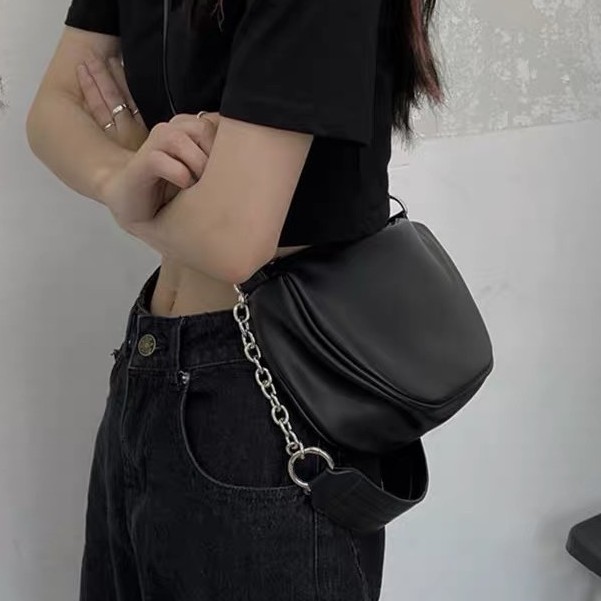 Túi đeo chéo da bán nguyệt kèm dây đeo xích sắt cá tính | BigBuy360 - bigbuy360.vn