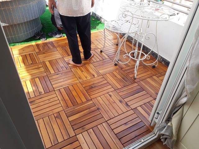 8 tấm ván sàn gỗ lót ban công