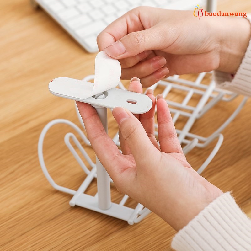 Khay đựng dây cáp dưới bàn sắp xếp gọn gàng