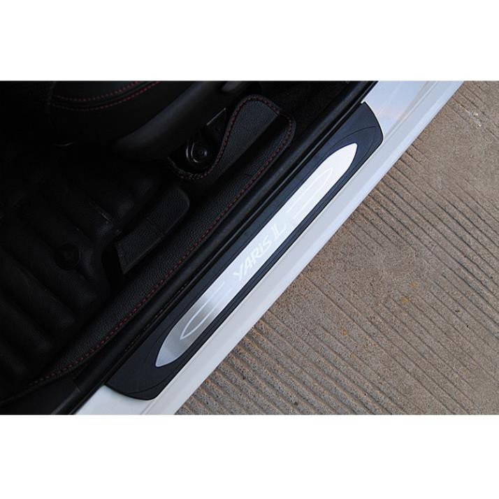 Bộ 4 ốp bậc ngoài yaris 2014-2018 mẫu đen đẹp